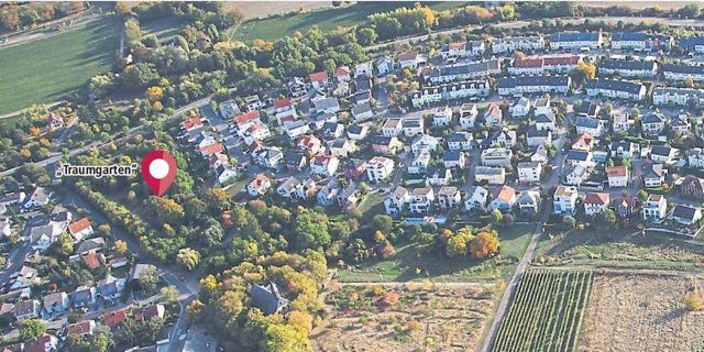 Zwischen dem Ortskern (linker Bildrand) und den Neubaugebieten (rechts) und nahe der Kapelle Maria-Oberndorf (Mitte) befindet sich der Grünzug Kapellengraben, von Kindern Zwischen dem Ortskern (linker Bildrand) und den Neubaugebieten (rechts) und nahe der Kapelle Maria-Oberndorf (Mitte) befindet sich der Grünzug Kapellengraben, von Kindern