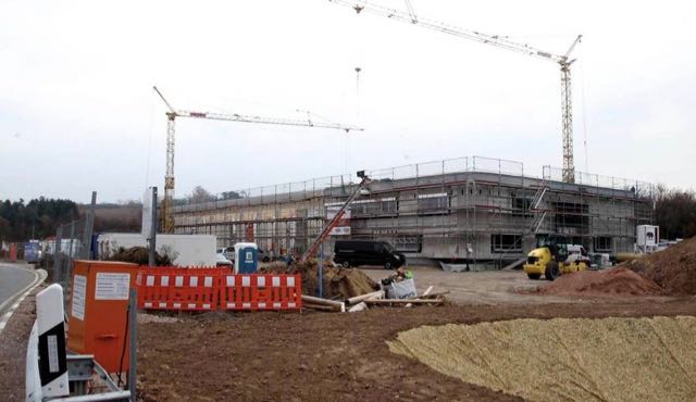 An der Auffahrt zum B9-Zubringer zwischen Bodenheim und Nackenheim entsteht das neue Feuerwehrgerätehaus. Foto: hbz/Jörg Henke An der Auffahrt zum B9-Zubringer zwischen Bodenheim und Nackenheim entsteht das neue Feuerwehrgerätehaus. Foto: hbz/Jörg Henke