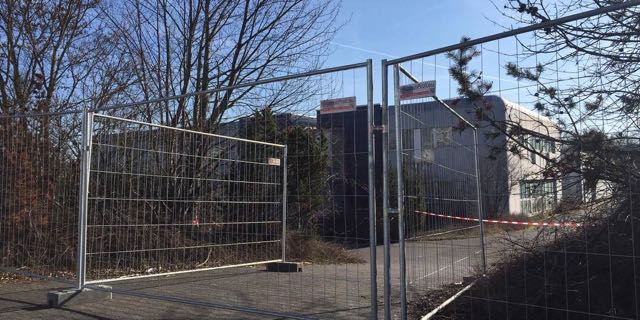 Das verlassene Bürogebäude, das in den letzten Wochen Ziel von Hobbyfotografen war, hat der Bodenheimer Bauhof mit einem Bauzaun abgesichert. Foto: Paul Rosenbauer Das verlassene Bürogebäude, das in den letzten Wochen Ziel von Hobbyfotografen war, hat der Bodenheimer Bauhof mit einem Bauzaun abgesichert. Foto: Paul Rosenbauer