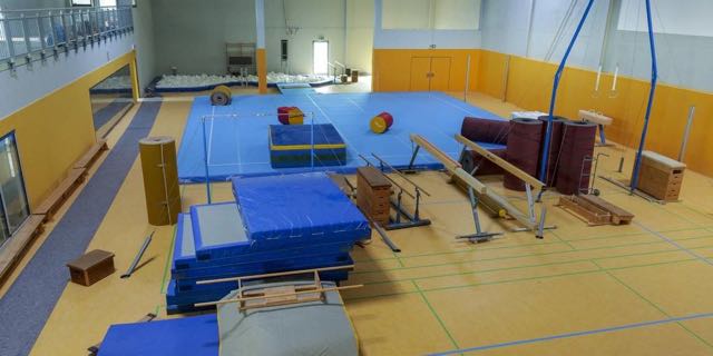 Damit die Turner auch weich landen, ist die Sprunggrube in der neuen Bodenheimer Turnhalle bereits mit Schaumgummi gefüllt. Foto: hbz/Stefan Sämmer Damit die Turner auch weich landen, ist die Sprunggrube in der neuen Bodenheimer Turnhalle bereits mit Schaumgummi gefüllt. Foto: hbz/Stefan Sämmer