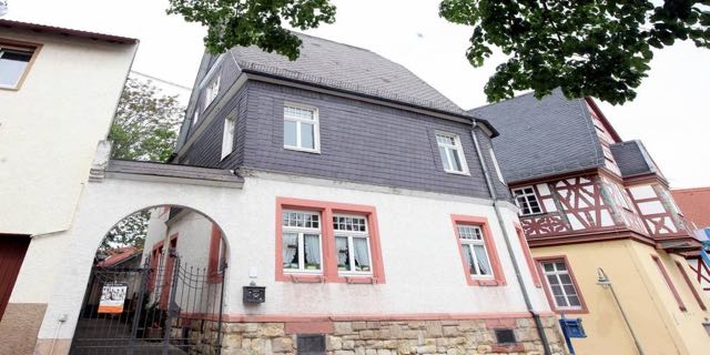Familie Siegling betrieb vor 100 Jahren im Haus Friesenecker den ersten Gutsausschank des Orts. Diese Geschichte soll im Sockel des Gebäudes sichtbar werden. Archivfoto: hbz/Michael Bahr Familie Siegling betrieb vor 100 Jahren im Haus Friesenecker den ersten Gutsausschank des Orts. Diese Geschichte soll im Sockel des Gebäudes sichtbar werden. Archivfoto: hbz/Michael Bahr